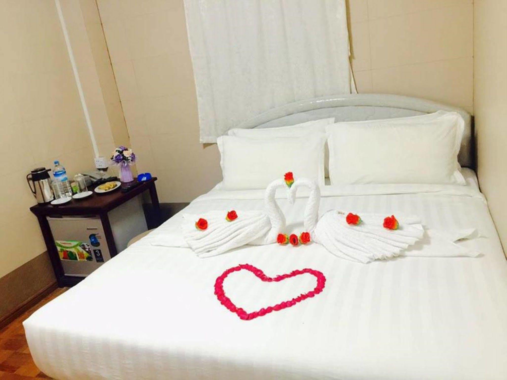 Pandora Motel Yangon Extérieur photo