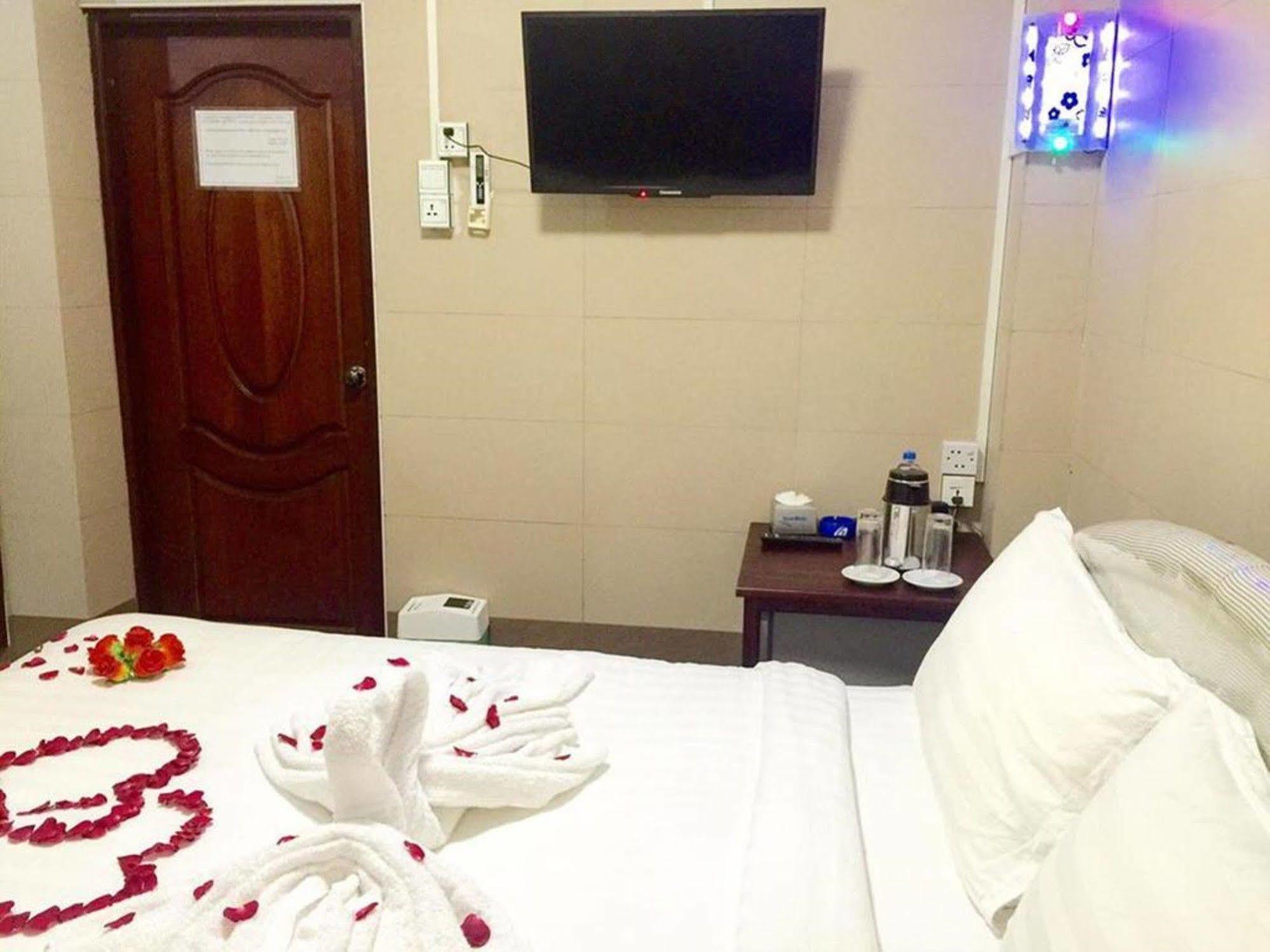 Pandora Motel Yangon Extérieur photo