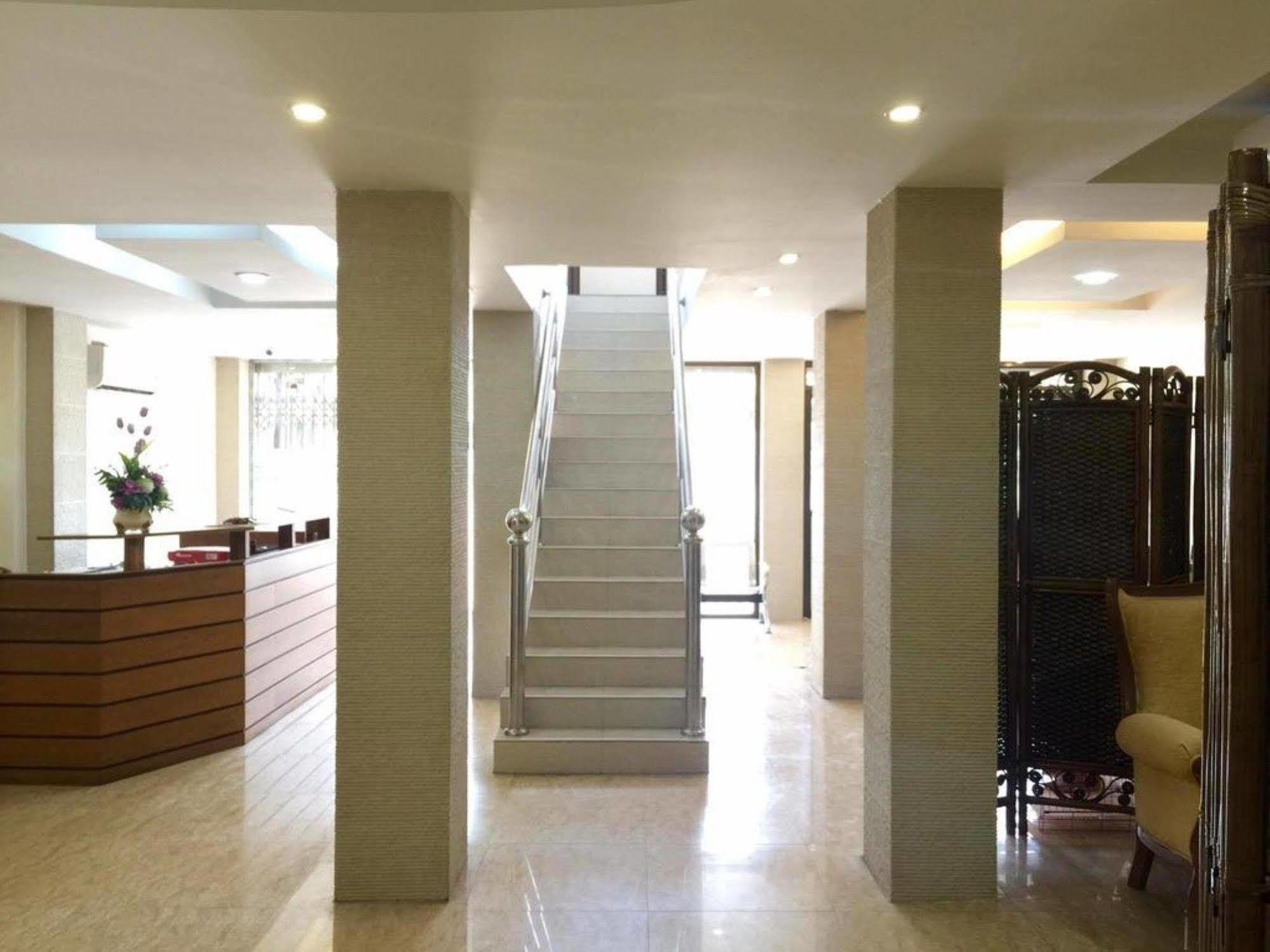 Pandora Motel Yangon Extérieur photo
